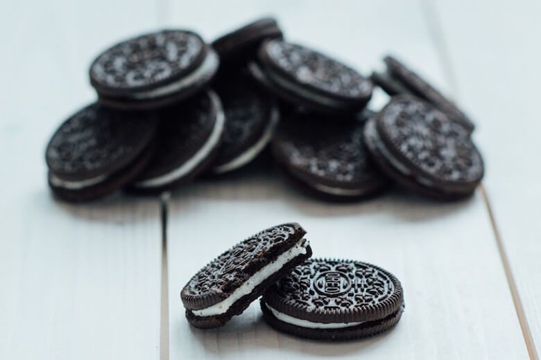 A close up of a batch of Oreos. 