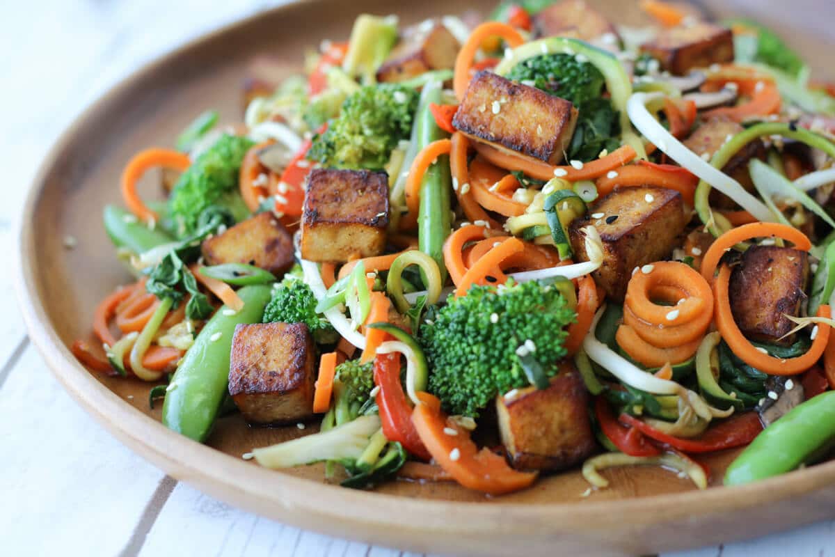 A close up of a plate of vegan chow mein. 
