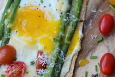 This Spring Vegetarian Breakfast Pizza with Asparagus, Tomatoes and Runny Eggs is a healthy, high protein, low carb alternative to bacon and eggs or pancakes to switch up your morning routine.