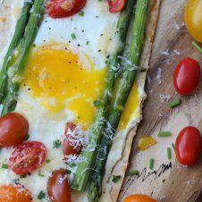 This Spring Vegetarian Breakfast Pizza with Asparagus, Tomatoes and Runny Eggs is a healthy, high protein, low carb alternative to bacon and eggs or pancakes to switch up your morning routine.