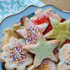 These Gluten Free Almond Sugar Cookies are perfect for a healthy Mother’s Day dessert- they’re high in fibre, protein and healthy fats and much better for you than typical sugar cookies!