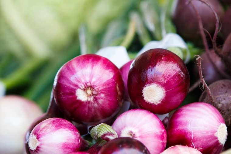 A pile of red onions.