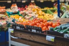 In this blog post we’ll be discussing the psychology behind how the grocery store encourages unhealthy eating and some healthy grocery shopping tips.