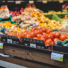 In this blog post we’ll be discussing the psychology behind how the grocery store encourages unhealthy eating and some healthy grocery shopping tips.