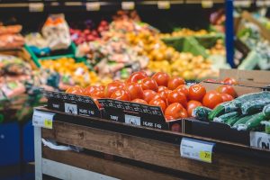 In this blog post we’ll be discussing the psychology behind how the grocery store encourages unhealthy eating and some healthy grocery shopping tips.