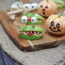 These Halloween Banana Ghosts and Clementine Pumpkins are Vegan, Gluten Free Healthy Trick or Treat Recipes that your little witches and goblins are going to gobble up!