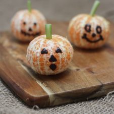 These Halloween Banana Ghosts and Clementine Pumpkins are Vegan, Gluten Free Healthy Trick or Treat Recipes that your little witches and goblins are going to gobble up!