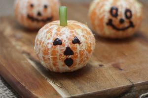 These Halloween Banana Ghosts and Clementine Pumpkins are Vegan, Gluten Free Healthy Trick or Treat Recipes that your little witches and goblins are going to gobble up!