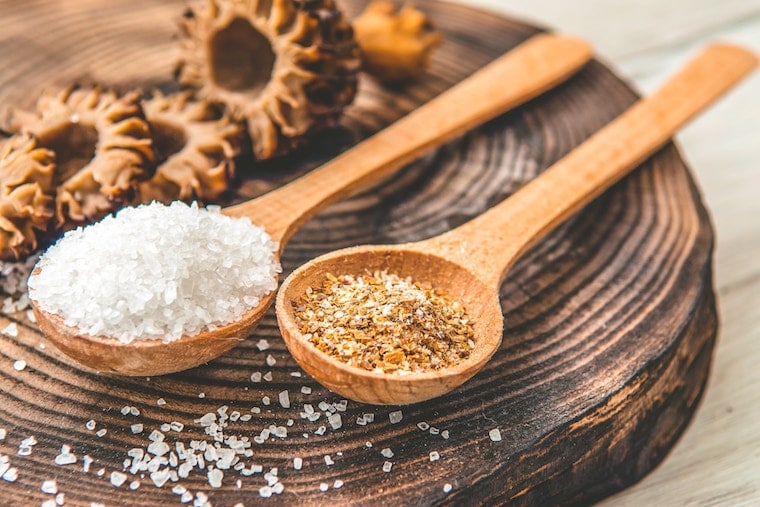 Seasoning in two spoons.