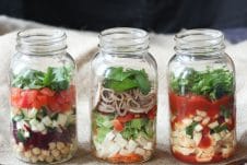 I share my favourite easy vegan mason jar soup recipes to help you eat your veggies easily at work with these simple packable work lunches.