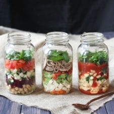 I share my favourite easy vegan mason jar soup recipes to help you eat your veggies easily at work with these simple packable work lunches.