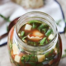 I share my favourite easy vegan mason jar soup recipes to help you eat your veggies easily at work with these simple packable work lunches.