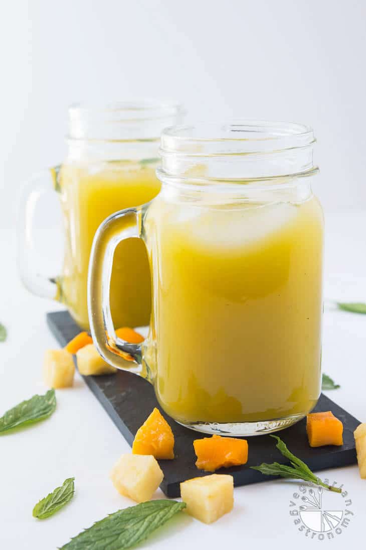 Pineapple mango agua fresca in two cups.