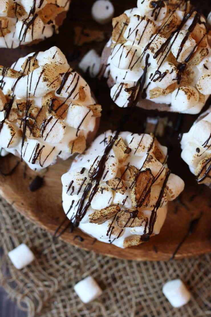 S'mores cupcakes on a wooden plate.