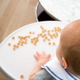 Thinking of trying baby led weaning with your baby? We share the dos and don’ts in this BLW beginners guide for starting solids without spoon-feeding.