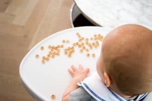 Thinking of trying baby led weaning with your baby? We share the dos and don’ts in this BLW beginners guide for starting solids without spoon-feeding.