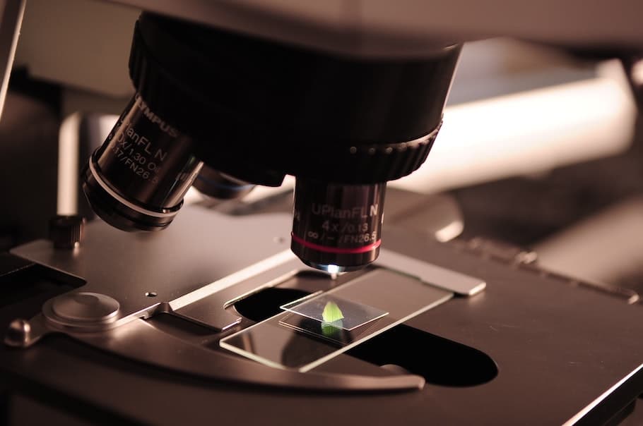 Microscope examining a specimen.