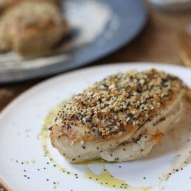 These Everything Bagel Chicken Breasts are an easy and delicious family friendly dinner recipe that are also keto friendly, low carb and gluten free.