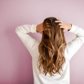 Postpartum hair loss is a normal process, but can cause stress and anxiety for new moms. We review why it happens and what foods you can eat for healthy hair growth.
