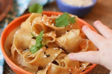 These Easy Peanut Butter Noodles are perfect for Baby Led Weaning (BLW) with babies 6 months or older as an easy allergen introduction recipe.