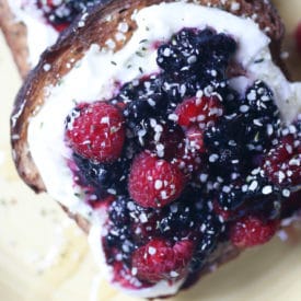 Toast topped with yogurt and berries and hemp hearts