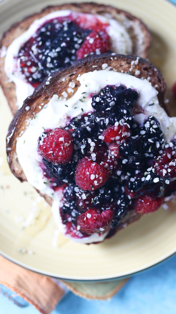 Toast topped with yogurt and berries and hemp hearts