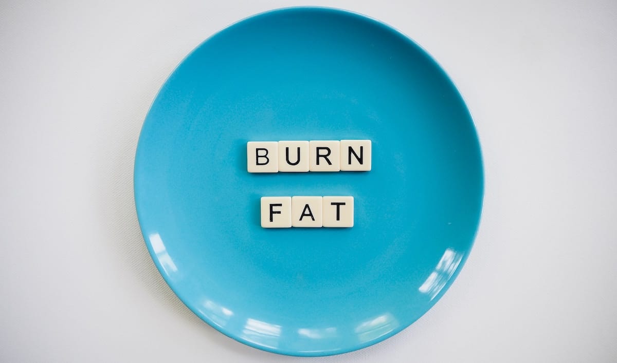 Blue plate with the words burn fat. 
