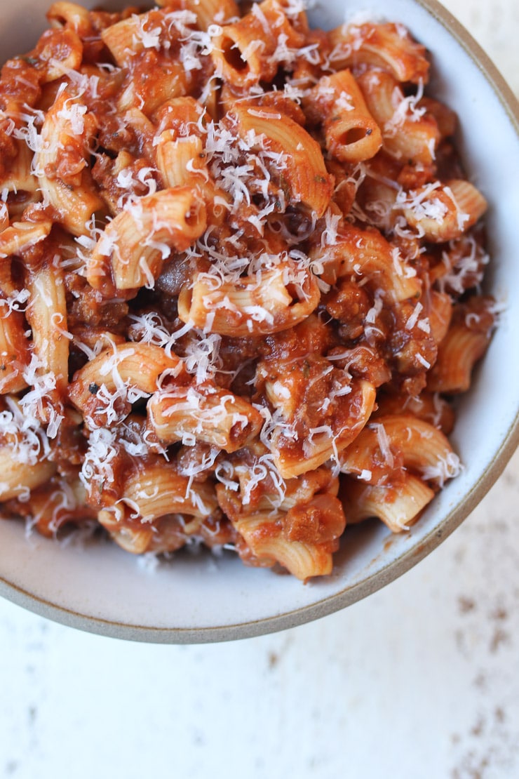 Birdseye view of vegan beefaroni.