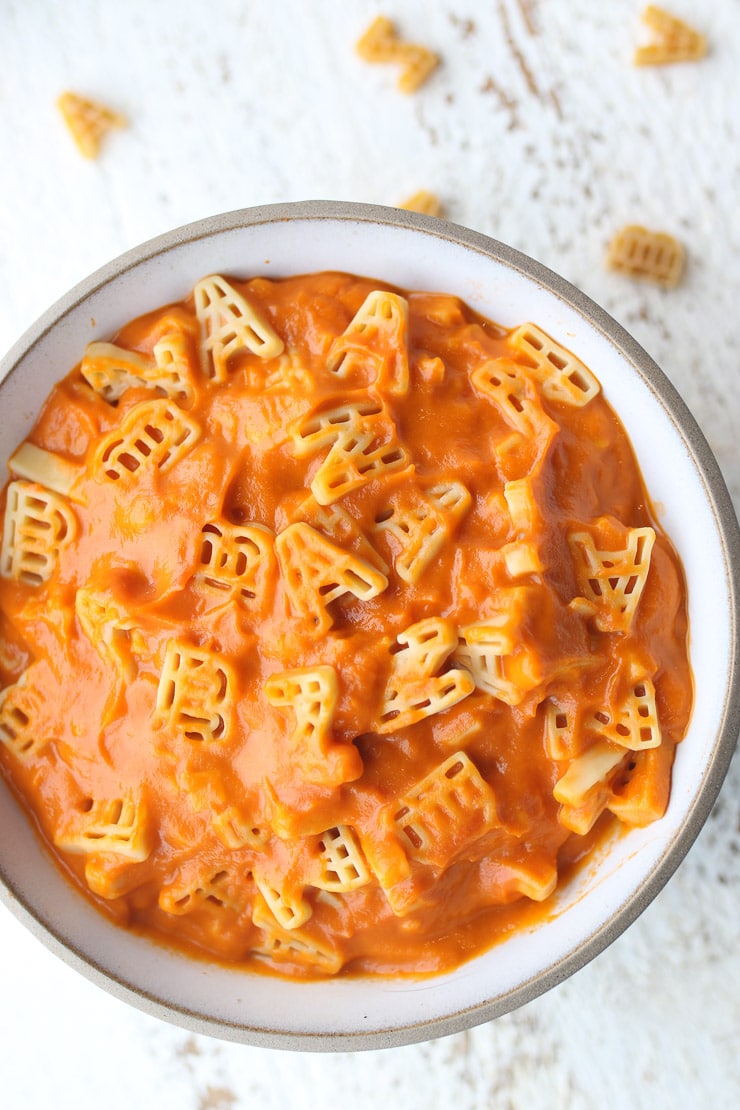 birds eye view of alphaghetti pasta in a white bowl 