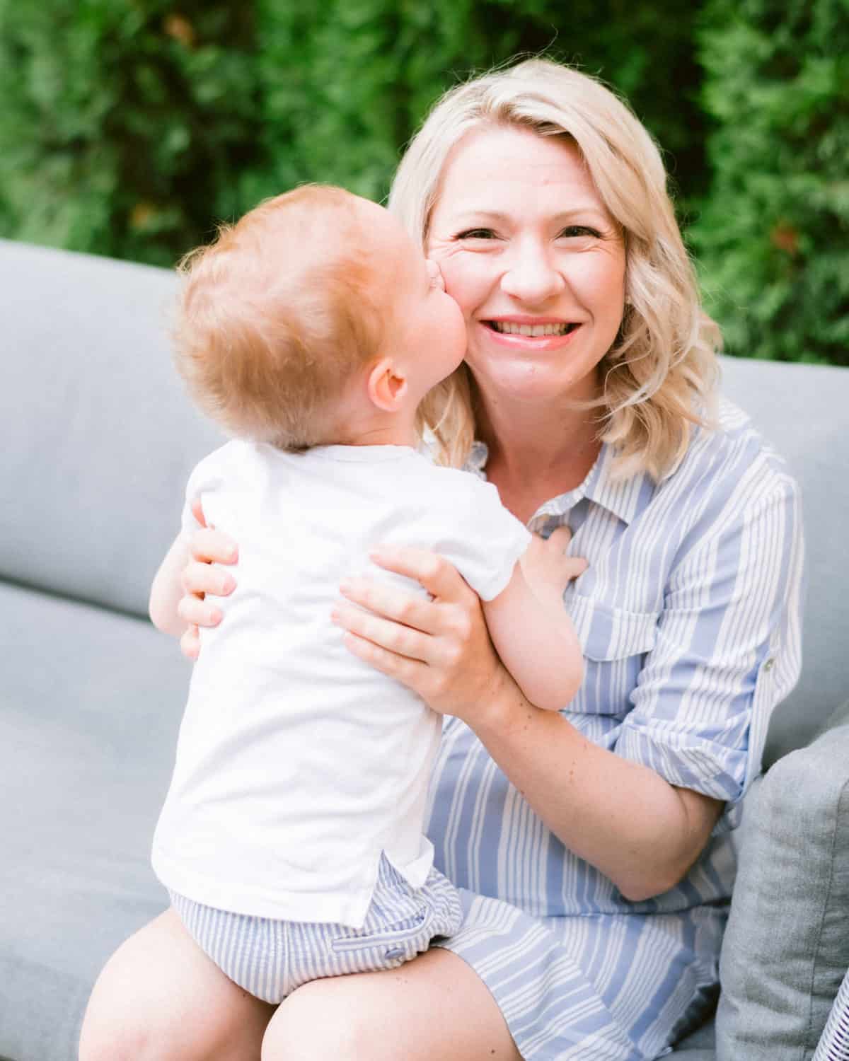 baby e kissing abbey on the cheek