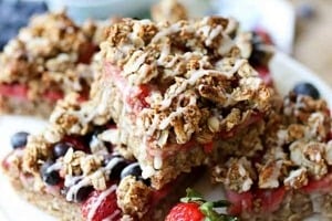 Pinterest graphic of a plate of breakfast oatmeal bars.