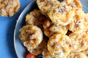Pinterest graphic of of the overhead view of a plate of mac and cheese bites.