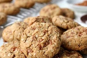 A plate of toffee cookies.