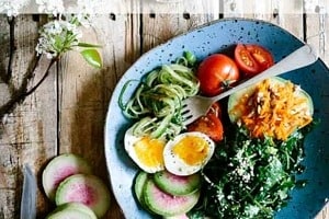 Pinterest graphic of a bowl of salad with text overlay "why you should avoid goop detox diets."
