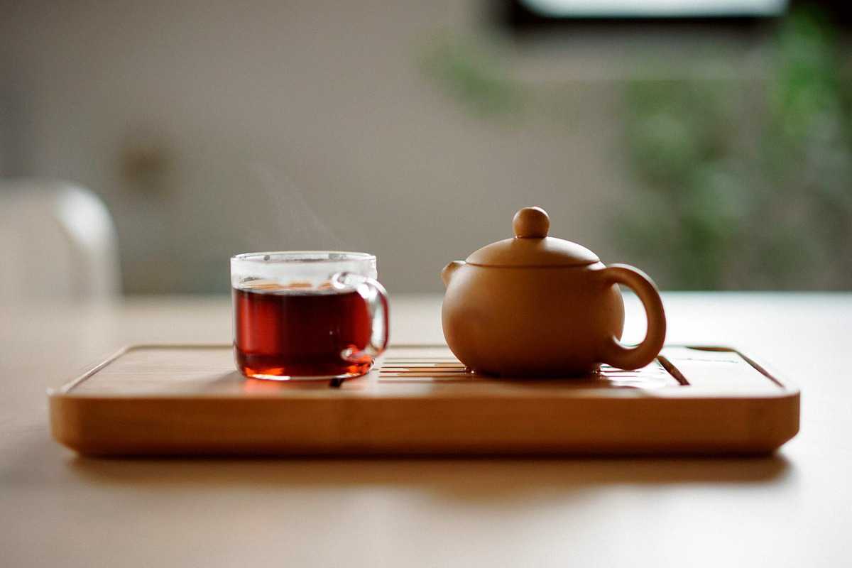 A GOOP detox tea with a tea kettle beside it. 