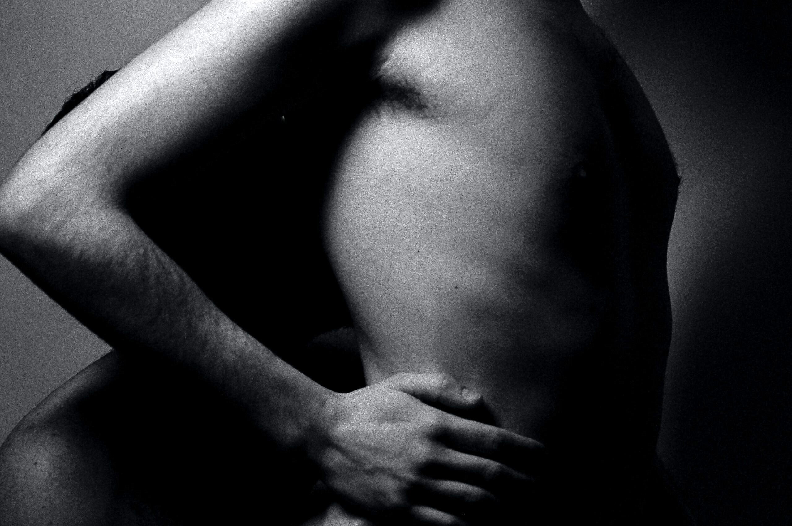 Black and white image of a person with stomach pain discussing no more bloating.