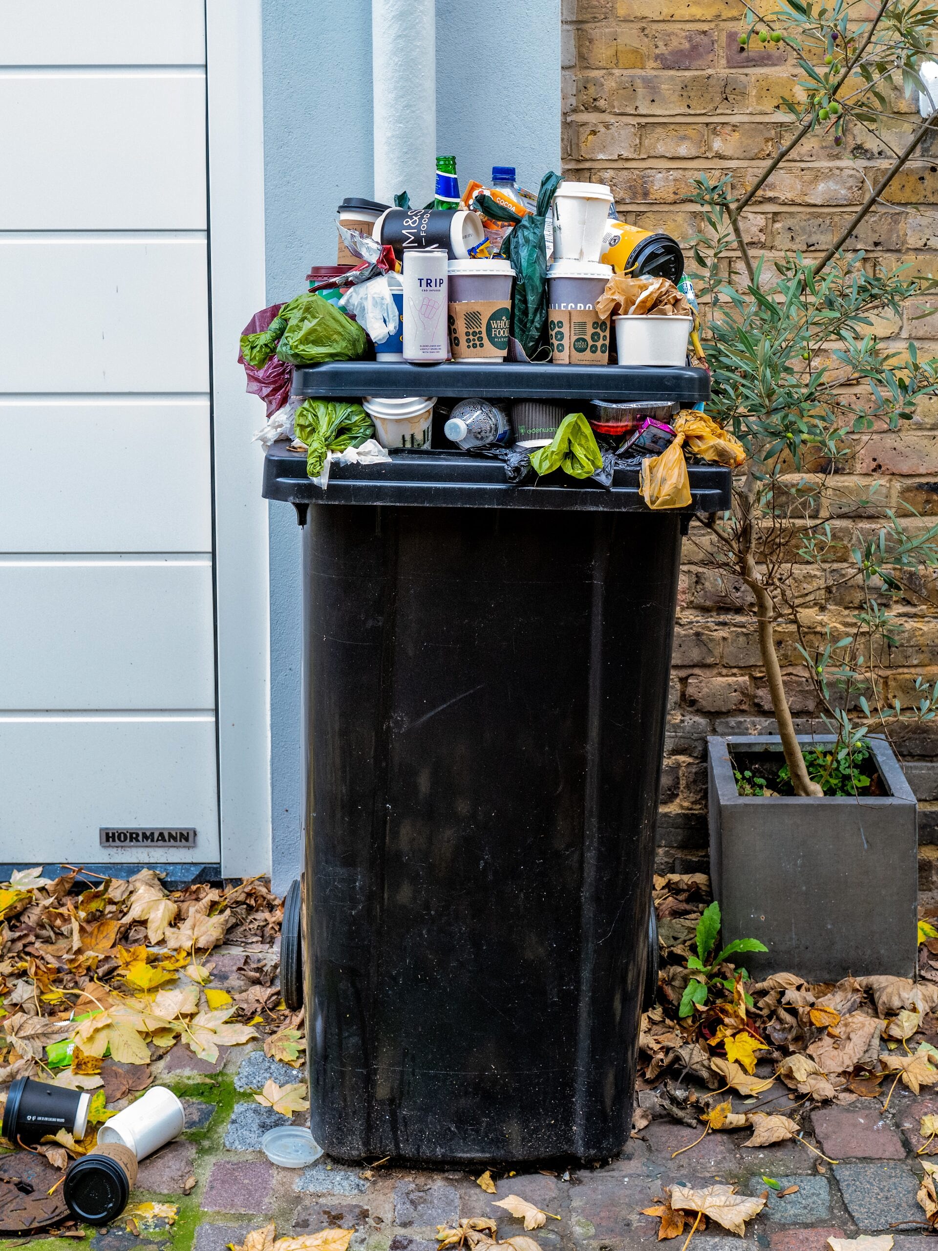 Image of a garbage can.