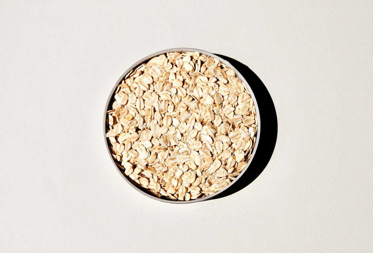 Birds eye of bowl of oats.