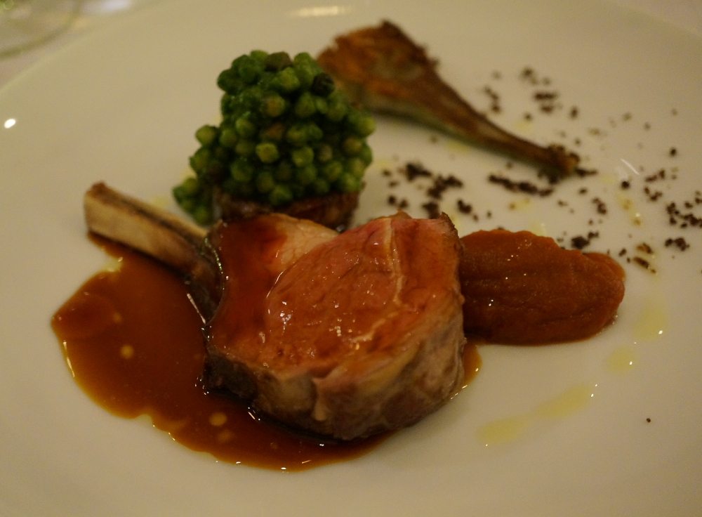 A plate of a rack of lamb.